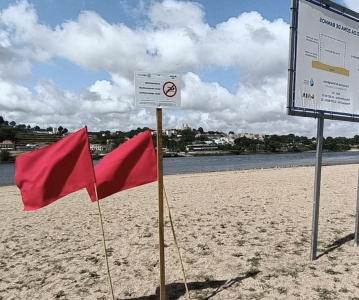 Vila Nova de Gaia e Gondomar: atenção às praias a que vai a banhos. Movimento coloca bandeira vermelha em várias