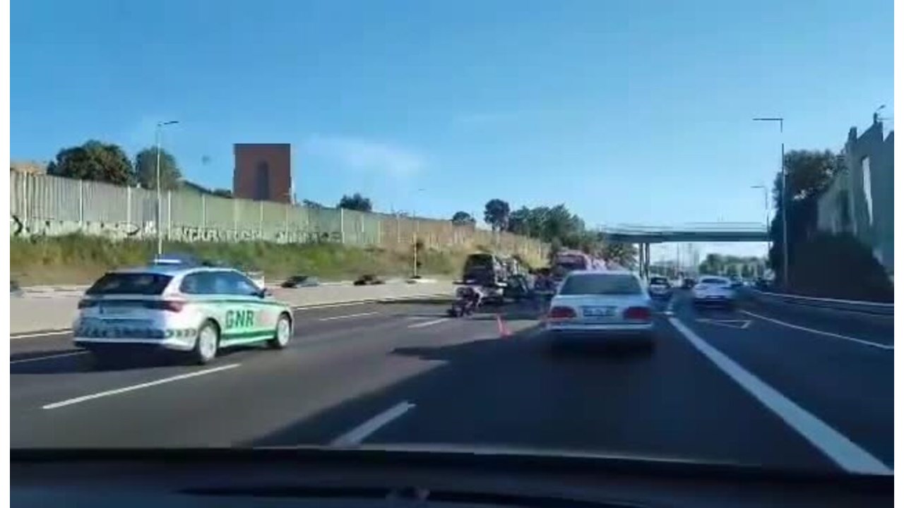 Colisão entre carro e mota na A3 provoca dois feridos em Matosinhos