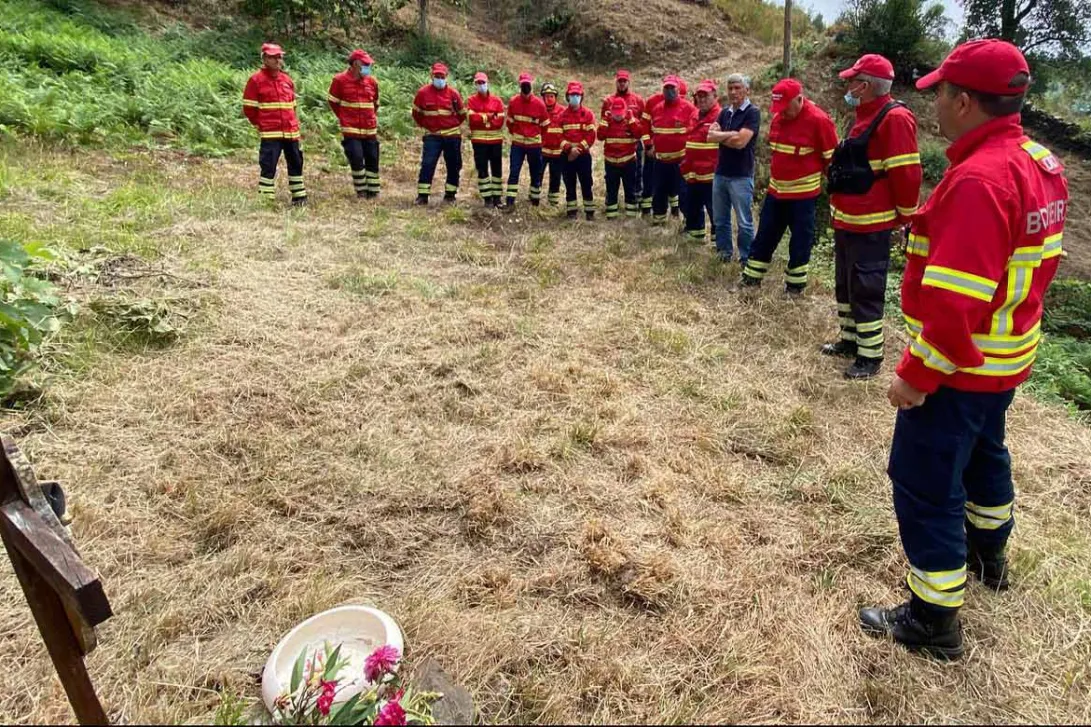 Bombeiros de Lourosa homenageiam camaradas falecidos nos fogos de 2010