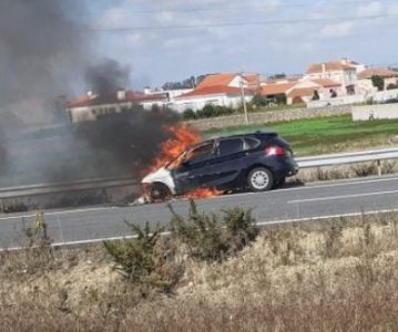 Viatura arde na A28 em Vila do Conde