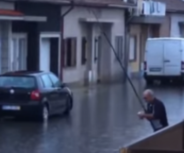 Video mostra homem a pescar em rua alagada de Vila do Conde