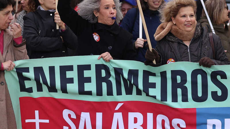 Enfermeiros em greve por quase duas semanas em busca de paridade salarial