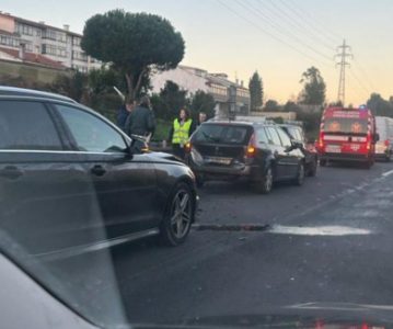 Dois feridos e longas filas de trânsito após acidente na A1 em Gaia