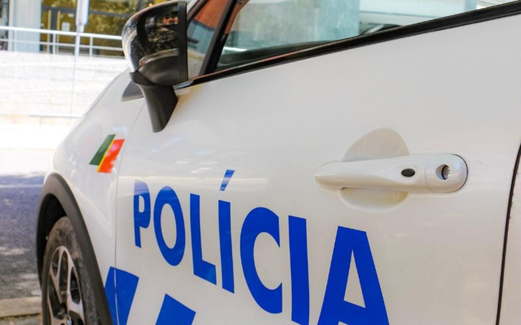 Homem conduzia alcoolizado no Porto e embateu no carro da PSP