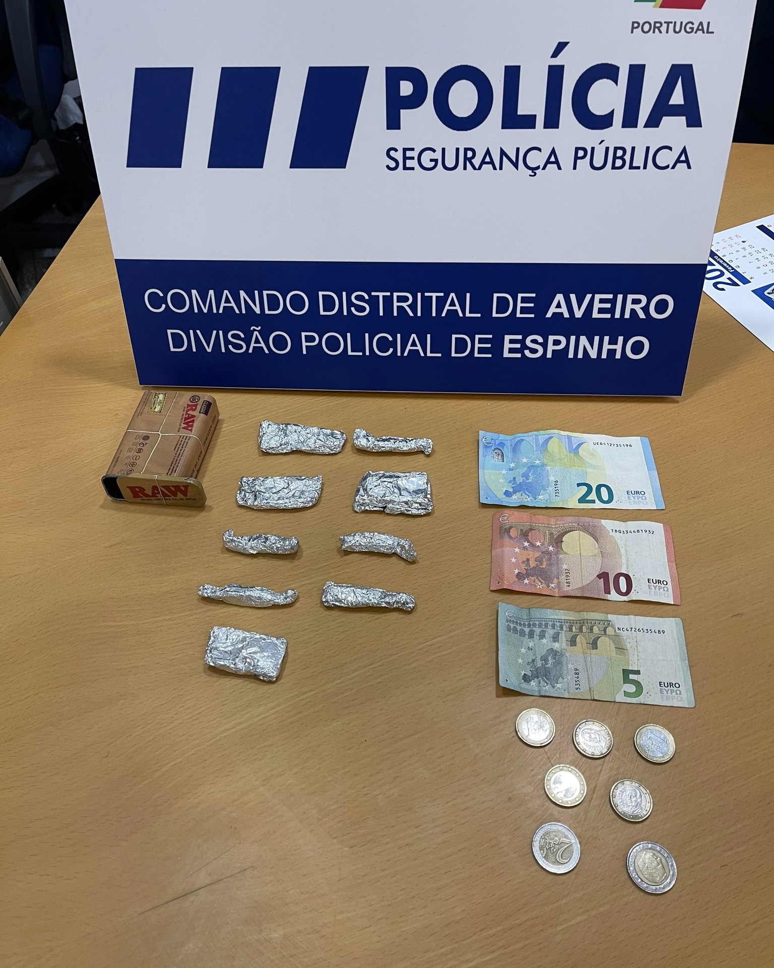Homem de 57 anos interceptado pelas autoridades em Espinho com 63 doses de heroína e 44 euros