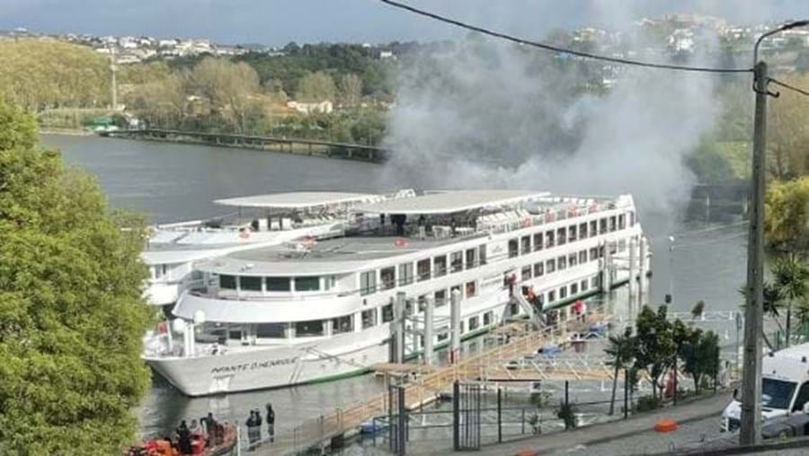 Navio de Cruzeiro incendeia no cais em Vila Nova de Gaia