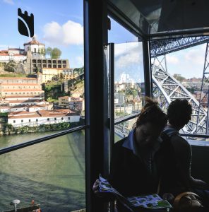 Porto: Funicular dos Guindais está modernizado e em pleno funcionamento