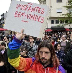 Centenas de pessoas manifestaram-se no Porto em solidariedade à comunidade imigrante