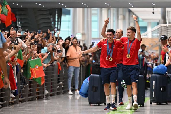 Iúri Leitão e Rui Oliveira Incrédulos com Receção no Aeroporto: “Não Podíamos Pedir Momento Mais Bonito”