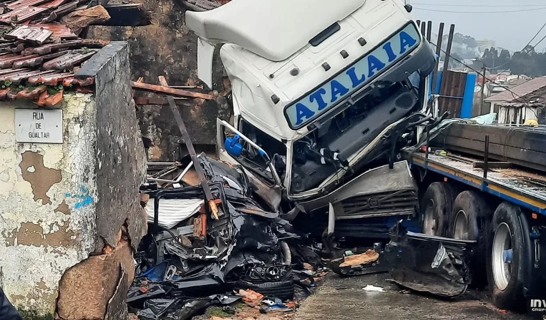 Grave acidente em Santa Maria da Feira deixa duas pessoas feridas e causa danos em habitações