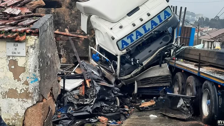 Grave acidente em Santa Maria da Feira deixa duas pessoas feridas e causa danos em habitações