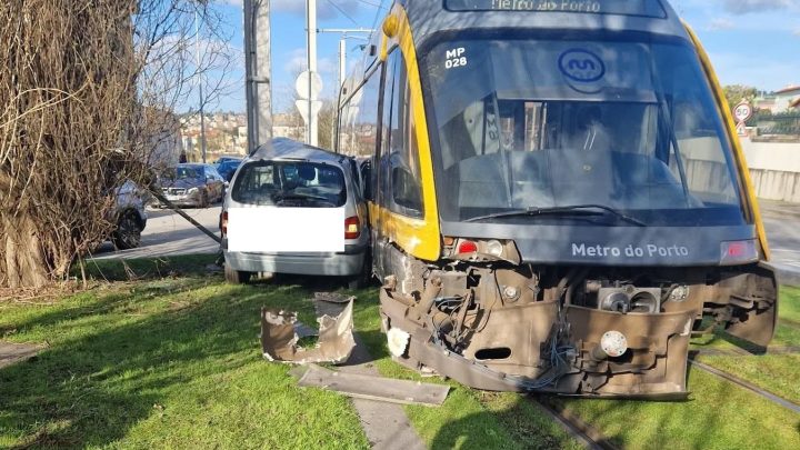 Choque com carro interrompe circulação do Metro do Porto em Gondomar