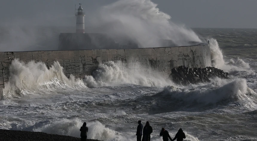 Porto em alerta máximo: IPMA emite aviso vermelho para agitação marítima extrema no Norte e Sul