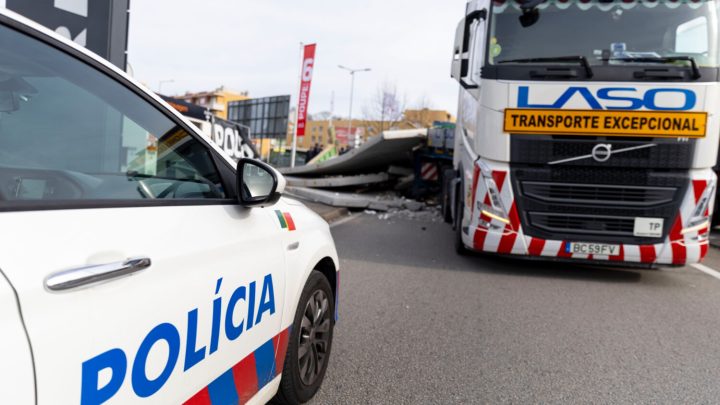 Acidente com Camião em Ermesinde Deixa Placas de Cimento na Via