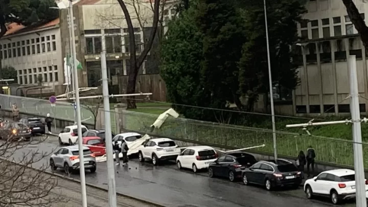 Placas de telhado de um prédio atingem carros e escola em Matosinhos