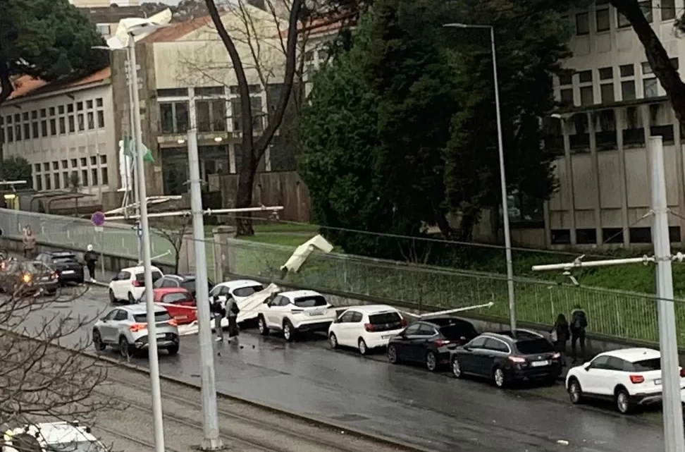 Placas de telhado de um prédio atingem carros e escola em Matosinhos