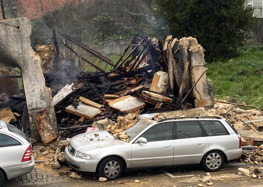 Incêndio destrói casa em São João da Madeira e danifica veículos estacionados