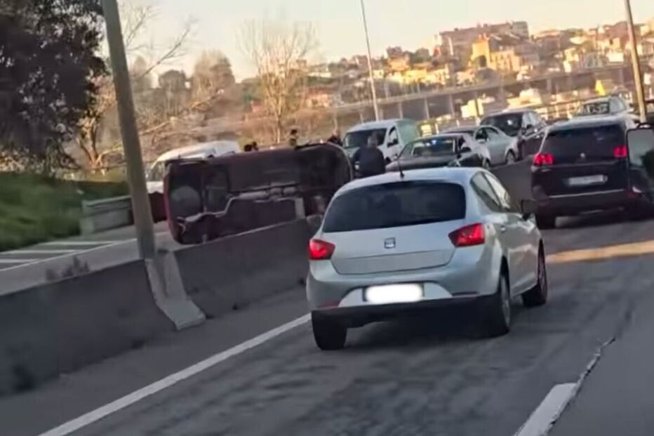 Acidente na Ponte do Freixo Faz Dois Feridos e Causa Corte na A20 em Vila Nova de Gaia