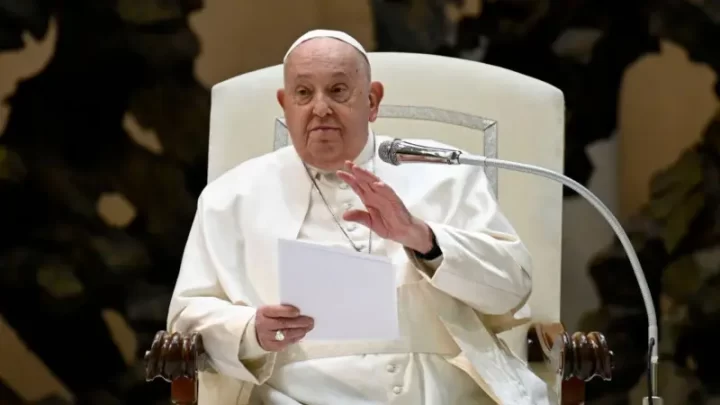 Papa Francisco Recebe Alta Hospitalar Após Tratamento Bem-Sucedido