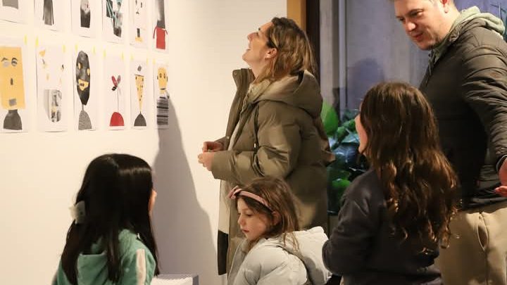 UIVINHO – 7ª Mostra de Ilustração Infantil da Maia atraiu crianças e famílias para a inauguração na Biblioteca Municipal e Fórum da Maia