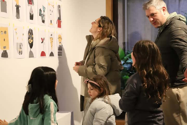 UIVINHO – 7ª Mostra de Ilustração Infantil da Maia atraiu crianças e famílias para a inauguração na Biblioteca Municipal e Fórum da Maia