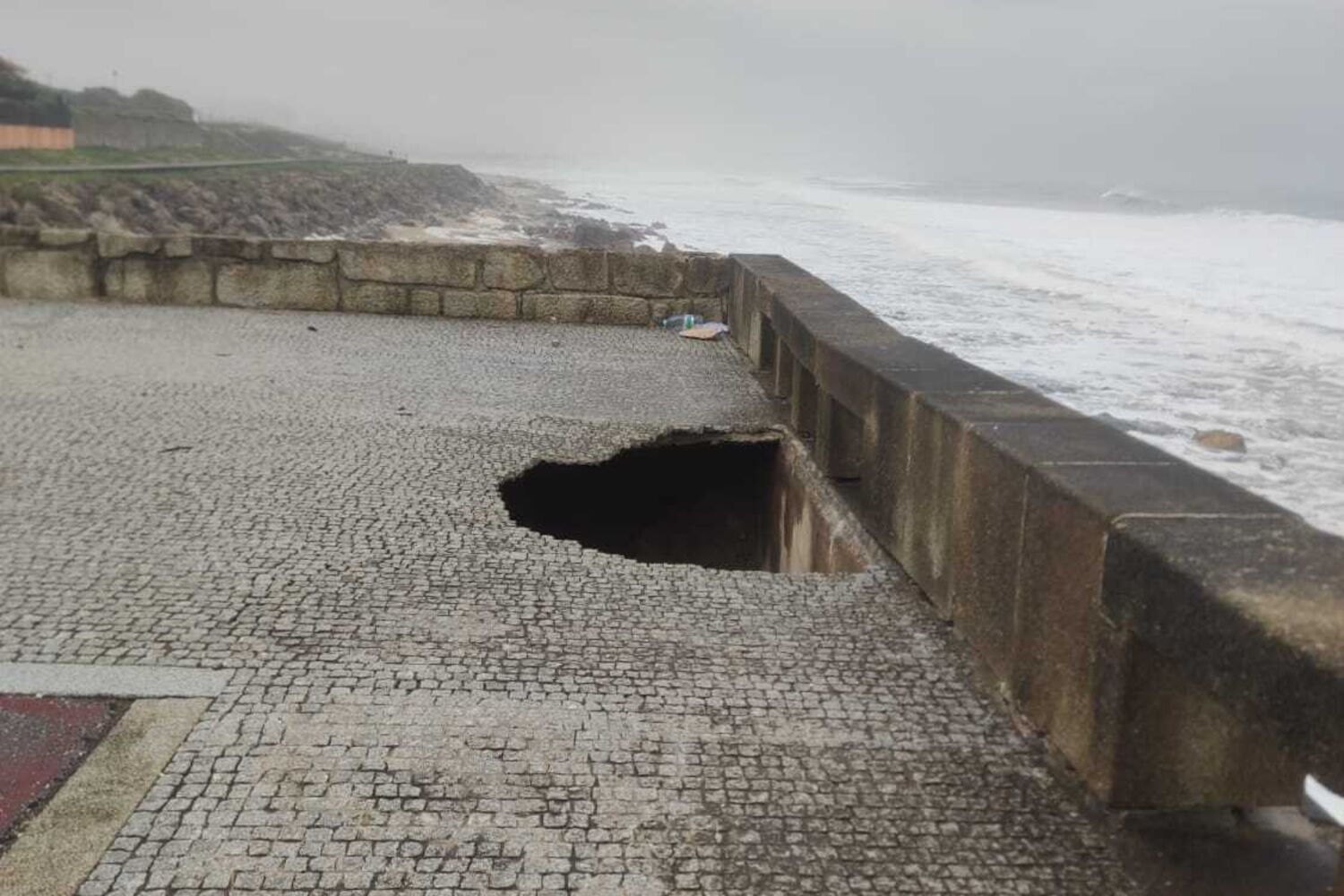 Cratera na esplanada de praia em Gaia tem aumentado de dimensões