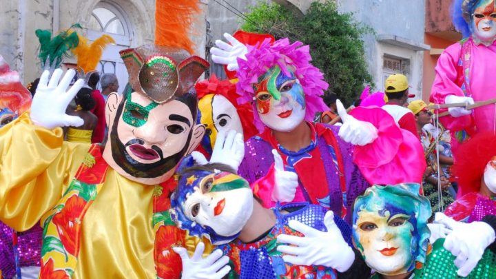 Carnaval marcado por chuva e frio em todo o país