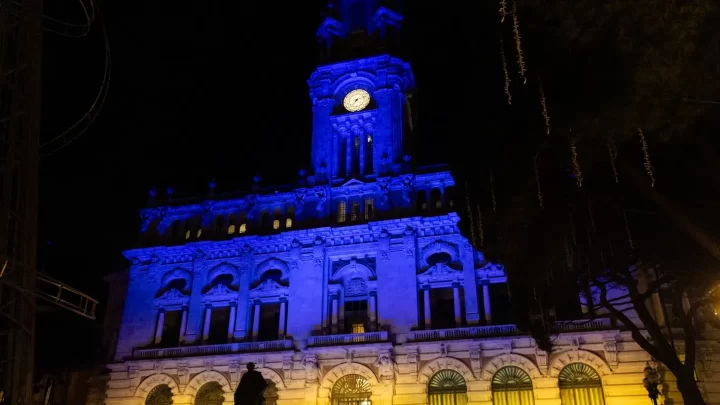 Paços do Concelho iluminados com as cores da Ucrânia para assinalar três anos de conflito