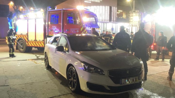 Carro destravado cai ao rio Douro em Gaia