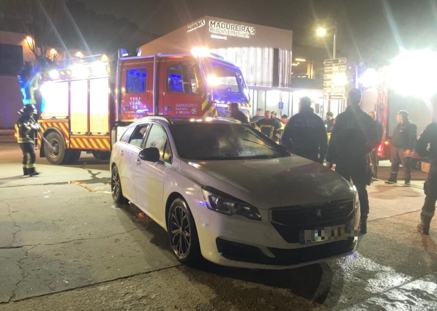 Carro destravado cai ao rio Douro em Gaia