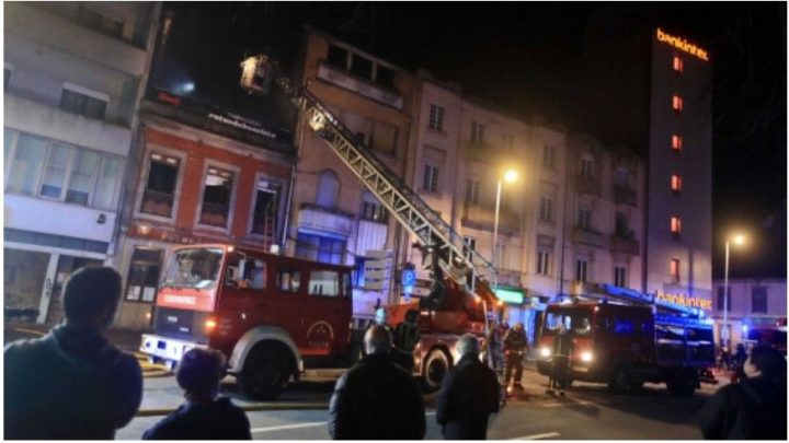 Incêndio consome churrasqueira na rotunda da Boavista, no Porto