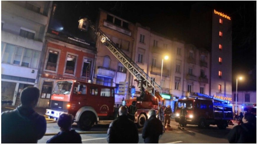 Incêndio consome churrasqueira na rotunda da Boavista, no Porto