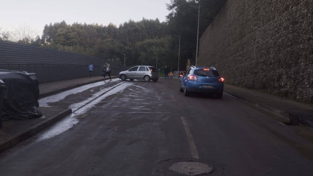 Queda de Muro Corta Trânsito na Avenida Mestre José Rodrigues