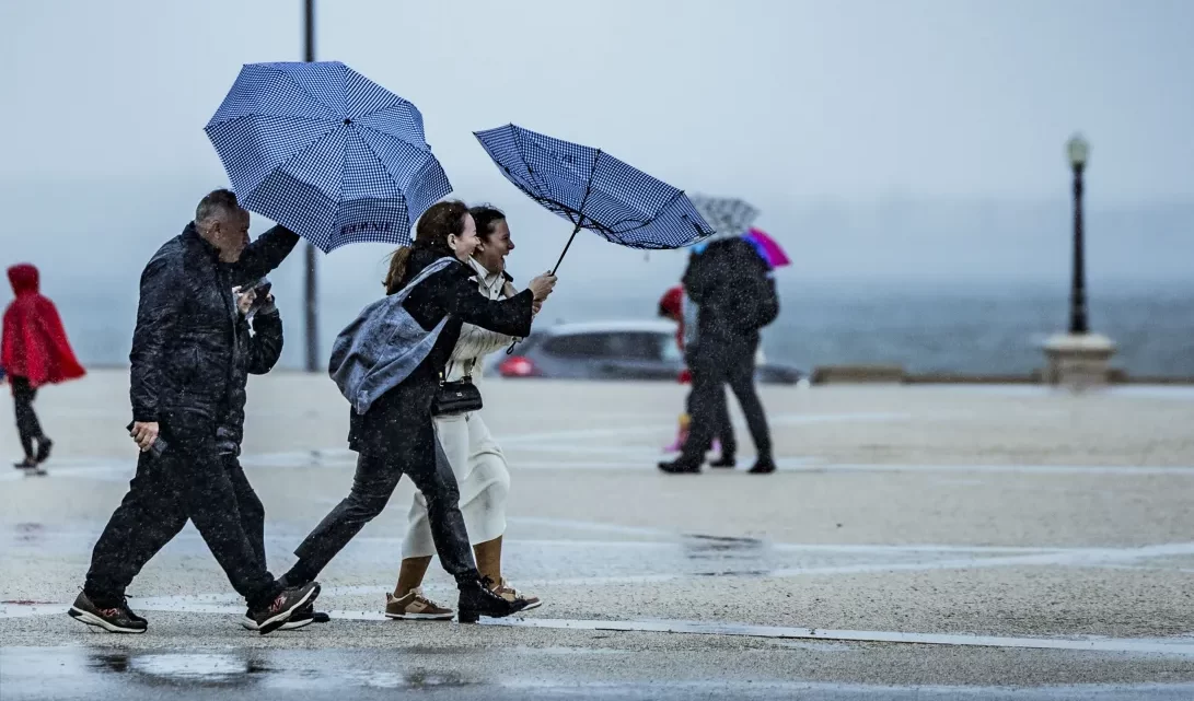 Chuva forte e vento colocam 13 distritos sob aviso amarelo esta segunda-feira