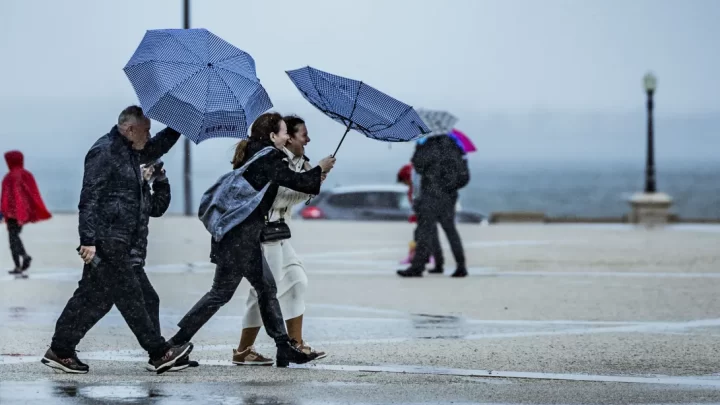 Chuva forte e vento colocam 13 distritos sob aviso amarelo esta segunda-feira