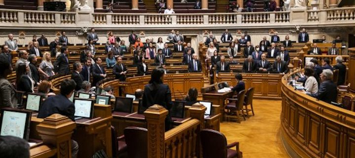 Portugueses ficam a saber se hoje se haverá novas eleições