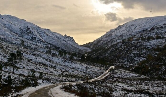 Neve cobre o Norte do país e transforma paisagens em cenários de inverno