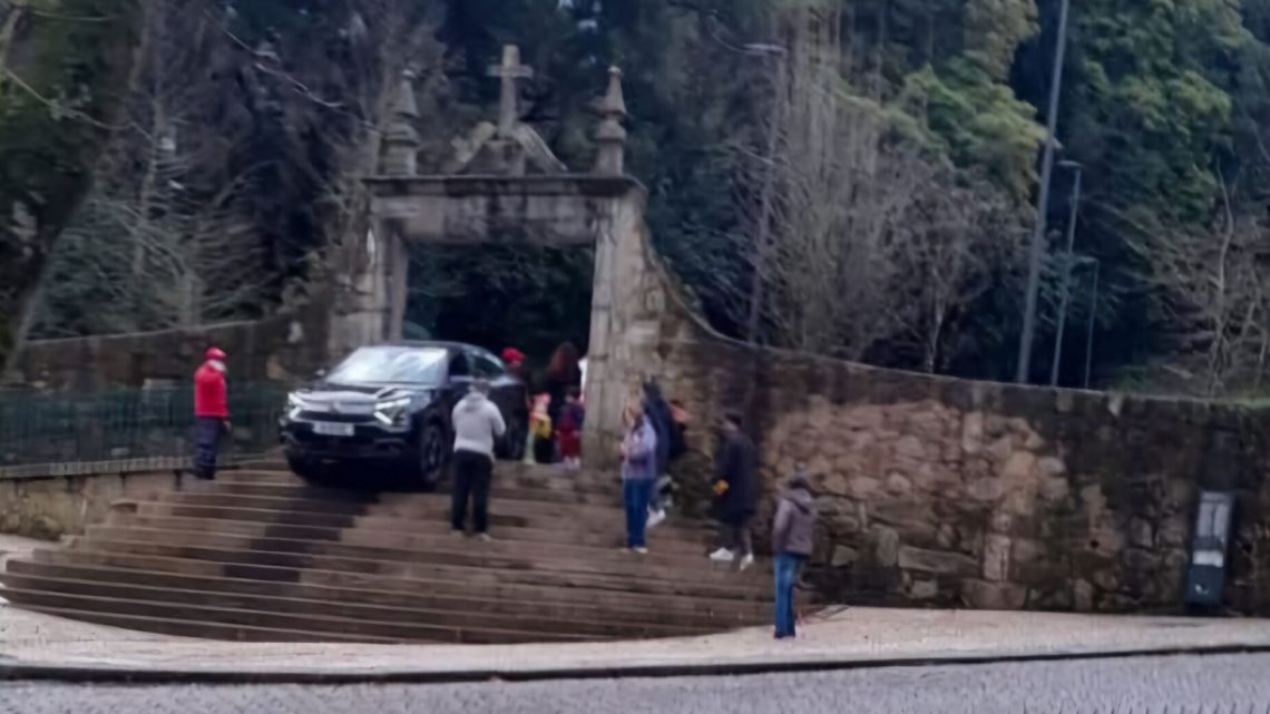 Carro desce escadaria por engano e fica preso na Quinta do Castelo, em Santa Maria da Feira